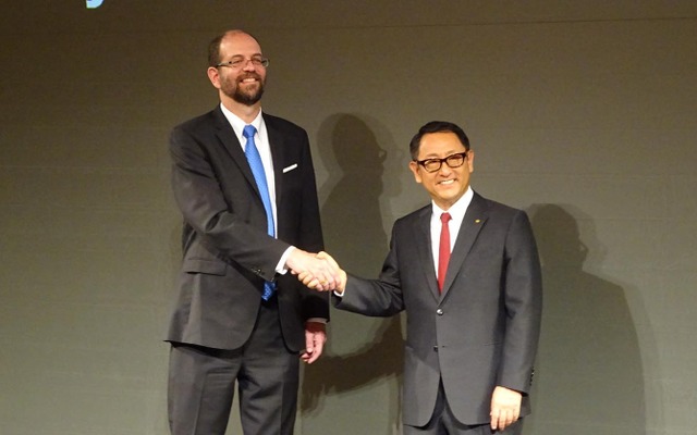 トヨタ・リサーチ・インスティテュートのCEOに就任するギル・プラット氏（左）と豊田章男社長（右）