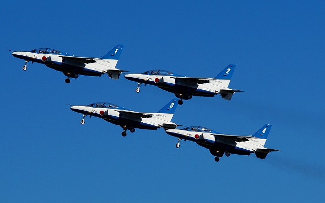 1-4番機がダイヤモンド形状で離陸する「ダイヤモンド・テイクオフ」から始まる。