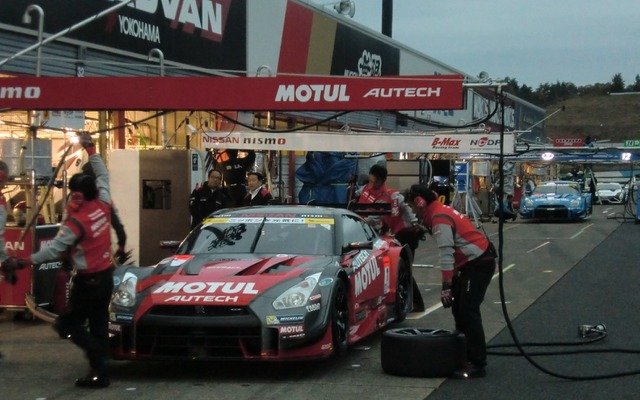もてぎのピット、#1 GT-Rのスタッフが準備を進める。奥にはライバルの#12 GT-R。