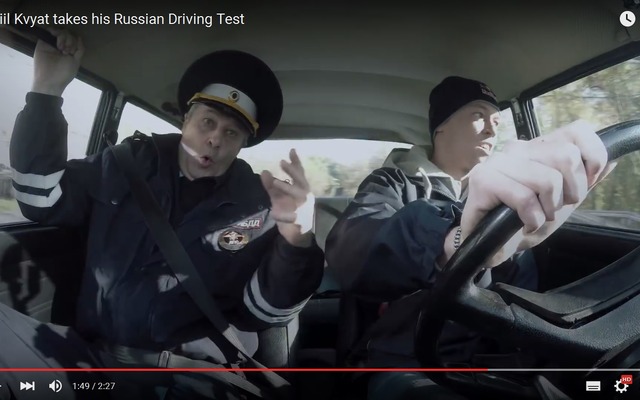 レッドブルのF1ドライバー、ダニール・クビアト選手が、ロシアの運転免許試験に挑戦