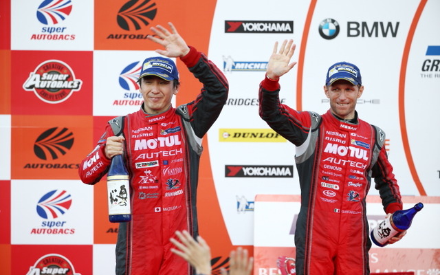 GT500クラス連覇を決めた松田次生とクインタレッリ。