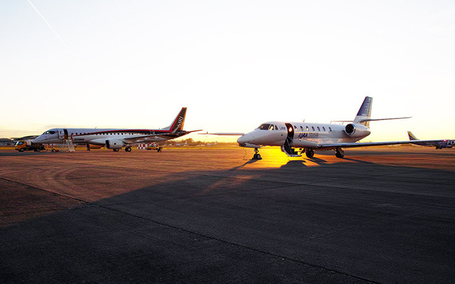 飛行前の実験用航空機「飛翔」とMRJ