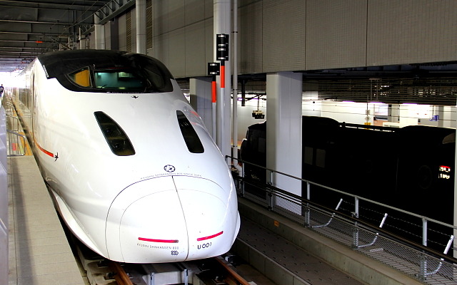 鉄道・運輸機構はJR九州株の売却に向けた準備を開始した。写真は九州新幹線。