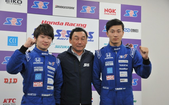 SRS-Fスカラシップを獲得した阪口晴南（左）と牧野任祐（右）、そして中嶋悟氏