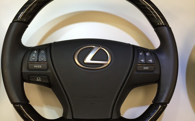 天童木工が手掛けたレクサス LSのハンドル