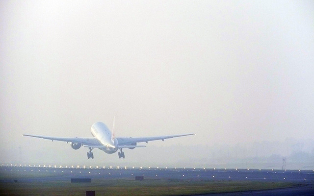 成田空港を離陸するJAL機（ボーイング777）