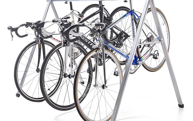 サドルをひっかけるだけで駐輪できる自転車スタンド…最大5台まで