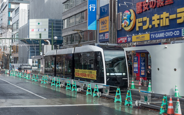 外回り線の狸小路停留場に停車するA1200形訓練車。同停留場の地下鉄乗継ぎ指定駅はすすきの駅、豊水すすきの駅、大通駅となる。