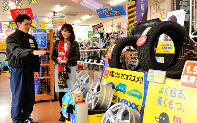 タイヤセレクト東大宮店の長川正樹氏（左）と今井優杏氏（右）