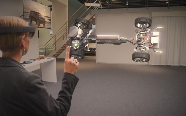 マイクロソフトのメガネ型ホログラムコンピュータ、「HoloLens」を使ったボルボカーズのデモンストレーション