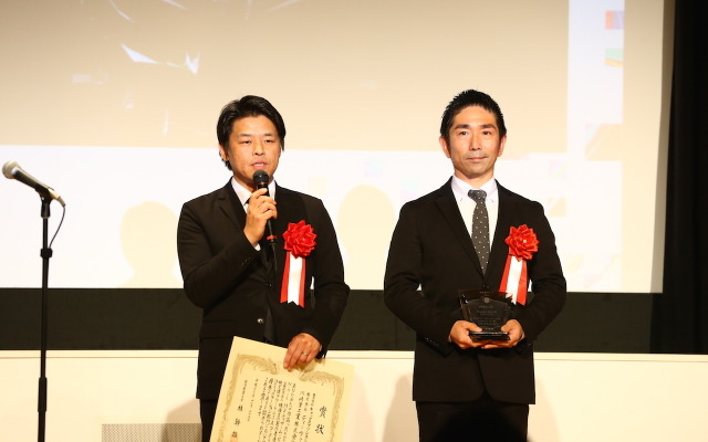 キャップスアソシエーションの成田裕一郎氏（写真左）。映文連アワード表彰式にて。