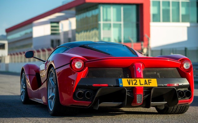 ラ・フェラーリと「V12 LAF」のナンバープレート