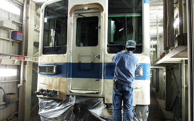 「フライング東上号」カラー編成、塗装変更中［写真蔵］