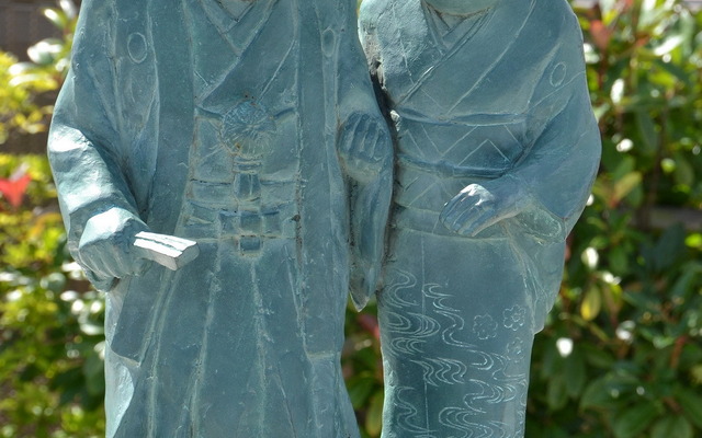 ドラマ、映画にもなった水木しげる・武良布枝夫妻の銅像。