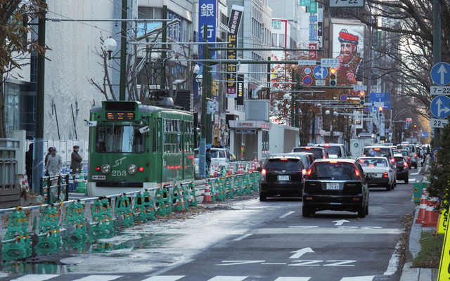 すすきの方面へ向かう札幌市電新線外回り線の訓練車。サイドリザベーションとなるため、車道を走る車や自転車に対処するためのバックミラーが右側にも設置された。