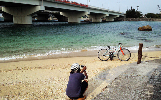 波の上ビーチへと向かう途中、自転車を記念撮影