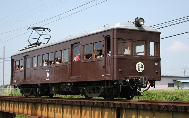 イベントにあわせてデハ101の臨時列車も運転される。写真は新屋～粕川間の鉄橋を渡るデハ101。
