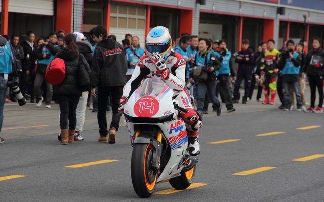 サプライズでMotoGPバイクをライディングしたアロンソ