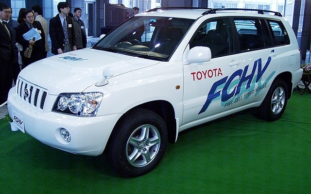 トヨタの燃料電池車『FCHV-4』、特別認可を受けて公道に進出