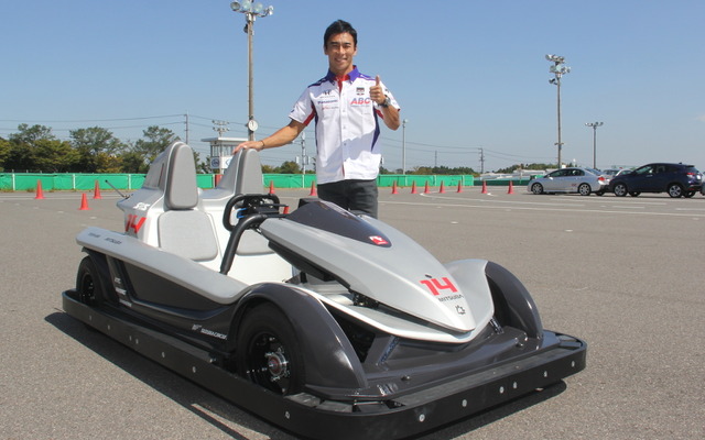 佐藤琢磨と「サーキットチャレンジャー」に導入されるEVカート（28日）
