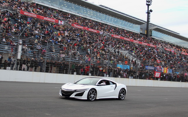 ファンの前で初走行を披露した新『NSX』市販モデル