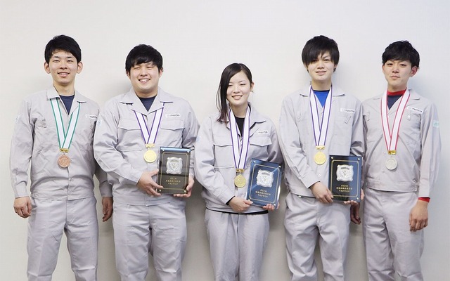 第53回技能五輪全国大会 マツダ所属選手の入賞者（左から久保田さん、藤田さん、山本さん、只重さん、竹田さん）