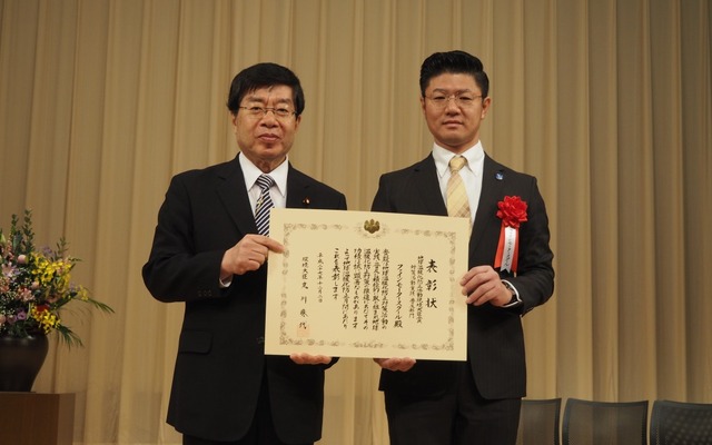 ファインモータースクール 臼田和弘代表（右）と平口洋環境副大臣
