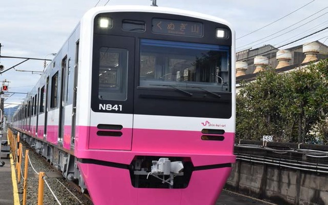 12月22日から営業運行を開始するN800形4次車。車体塗装は2014年から導入しているコーポレートカラーのピンクに変更された。