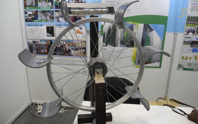 福井工業大学が製作した自転車の車輪と使った小水力発電装置