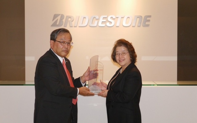トムソン・ロイター日本営業統括部長 棚橋佳子氏（右）とブリヂストン 知的財産本部長 峯木英治氏