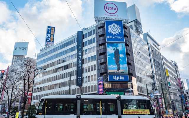 西4丁目停留場から大きく弧を描いて外側線に入り、札幌駅前通りを南下する訓練運転中のA1200形A1203号。12月19日は新線区間で試乗会を開催。札幌駅前通りは歩行者天国となり、車両展示などのイベントも開催される。