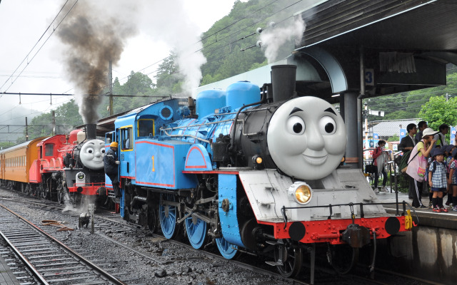 大井川鐡道は来年も『きかんしゃトーマス号』を運行する。写真は「トーマス」（手前）と「ジェームス」（奥）。