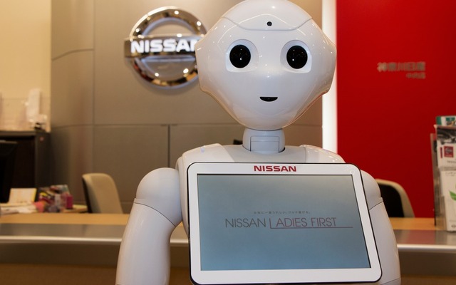 日産が導入した人型ロボット Pepper