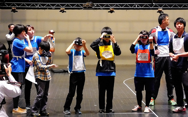VRのヘッドマウントディスプレイを装着して走るパラレル・アイズ・リレー（スポーツ・ハッカソン／未来の山口の運動会、山口情報芸術センター（YCAM）、12月11～13日）
