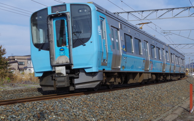 青い森鉄道は来年3月に実施するダイヤ改正の概要を発表。利用状況に応じた減便などを行う。写真は青い森703系。