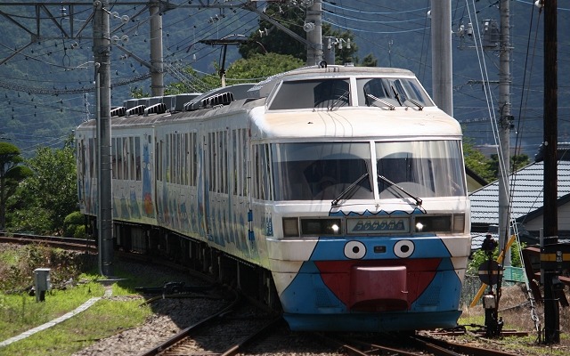来年2月に引退する2000系。引退記念キャンペーンの初日に運転台見学イベントが行われる予定だったが、車両の不具合で中止が決まった。