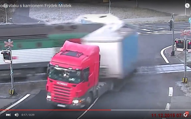 チェコで起きた大型トレーラーと列車の衝突事故