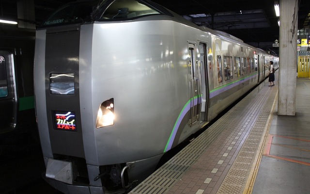 快速『エアポート』～特急『スーパーカムイ』による新千歳空港方面と旭川方面の直通運行がダイヤ改正を機に廃止される。写真は直通列車で使われている789系特急形電車（1000番台）。