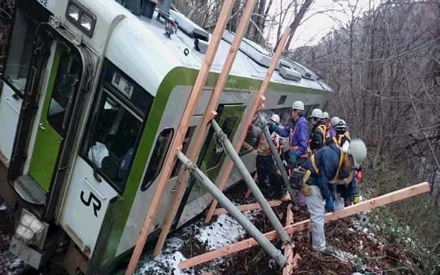 山田線松草～平津戸間の線路内に土砂が流入し、列車が土砂に乗り上げて脱線した。本年度内の再開は困難とみられる。