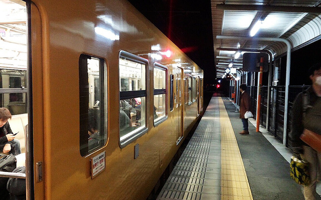 この日、1855M列車で草江駅で降りた乗客は4人。うち2人が山口宇部空港へと歩いて向かった