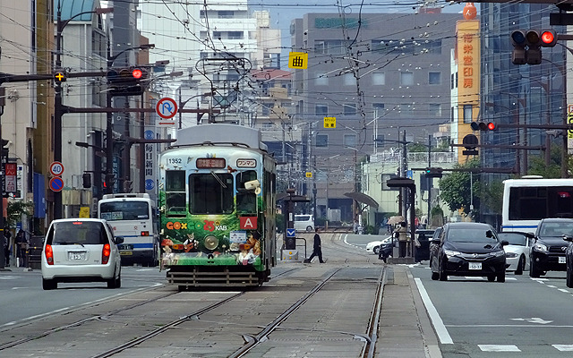 熊本市内を走る市電。来年2月に運賃が値上げされる。