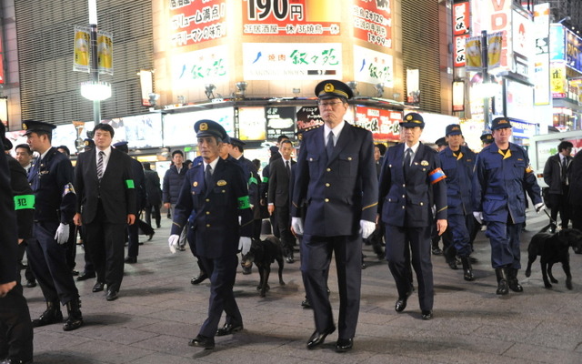 特別警戒で巡視する高橋清孝警視総監ら（新宿・歌舞伎町）