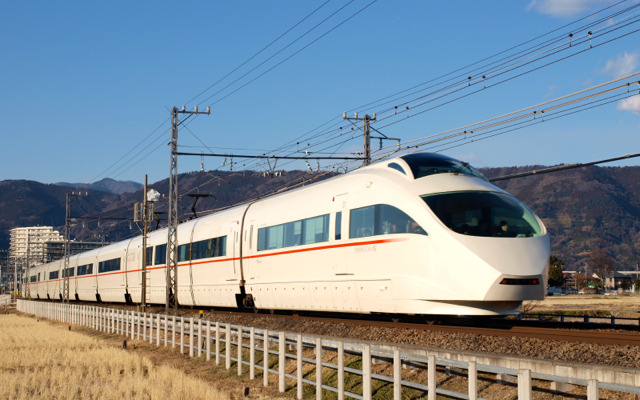 小田急は大晦日～元旦にかけて全線で終夜運転を行うほか、臨時特急ロマンスカー「ニューイヤーエクスプレス号」「メトロニューイヤー号」を運転する