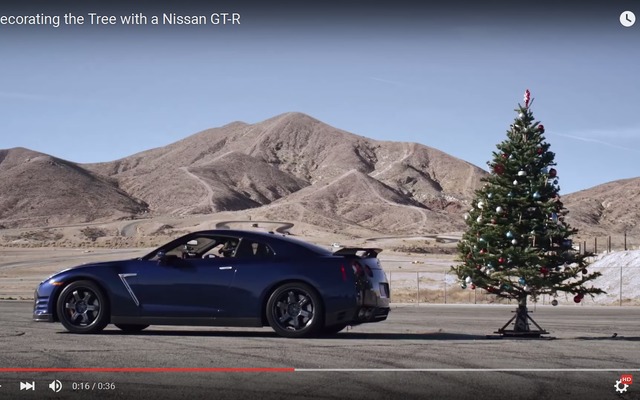 日産GT-Rとクリスマスツリー