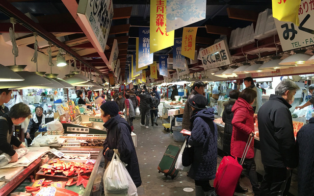 商業施設の地下に、70店近い商店が軒を並べる