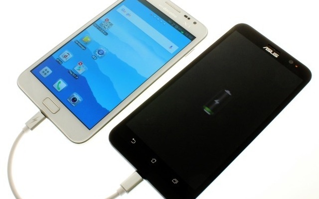 給電側の端末はUSB OTG（On-the-Go）規格に対応していることが必要