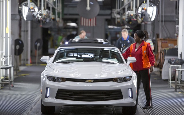 GMの米国ミシガン州ランシンググランドリバー工場で生産される新型シボレーカマロ