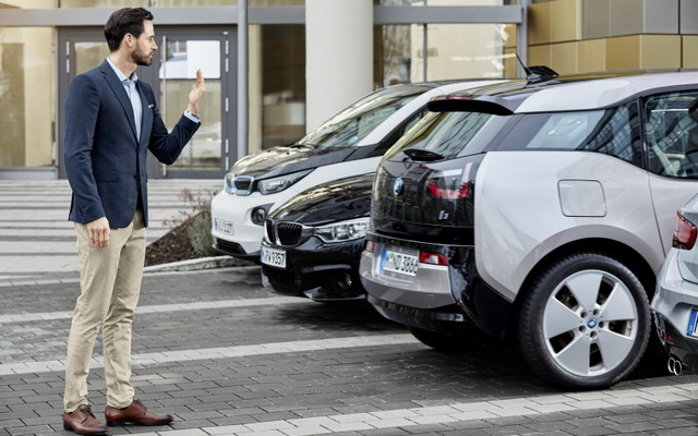 BMWのジェスチャー・コントロール・パーキング