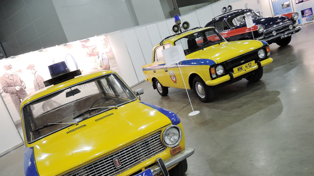 モスクワモーターショー16 ロシア交通警察が歴代のパトカーを展示 レスポンス Response Jp モスクワモーターショー16 ロシア交通警察が歴代のパトカーを展示 レスポンス Response Jp