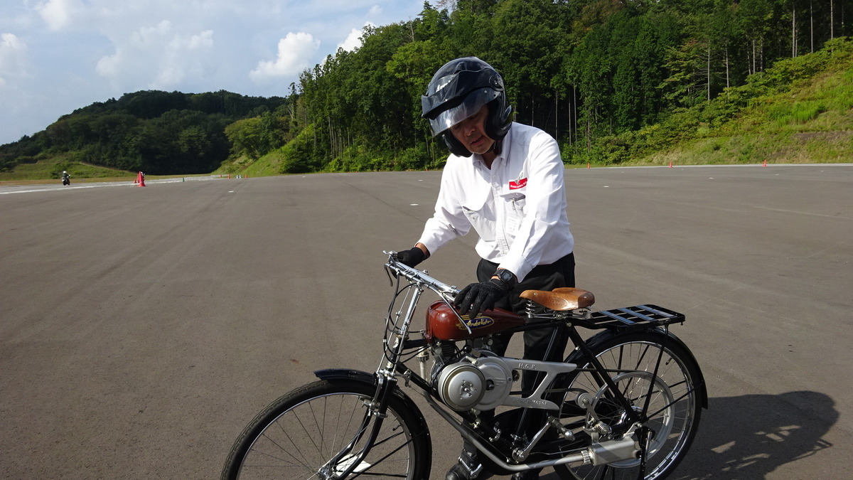 ホンダの原点がパタパタと走る 初代スーパーカブや補助エンジン自転車の走行を公開 レスポンス Response Jp ホンダの原点がパタパタと走る 初代スーパーカブや補助エンジン自転車の走行を公開 レスポンス Response Jp